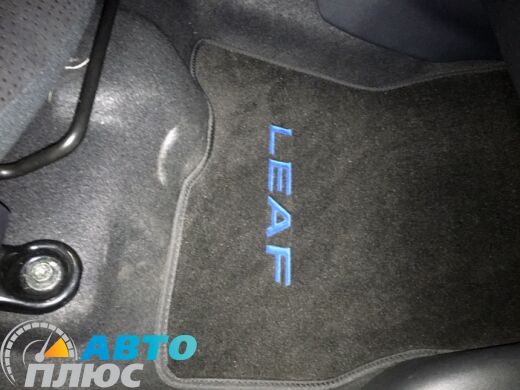 Фото ворсовых ковриков как лежат в машине Nissan Leaf 2010- черные бизнес Avtoplus.com.ua