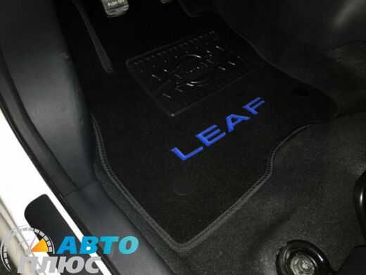 Фото ворсовых ковриков как лежат в машине Nissan Leaf 2010- черные бизнес Avtoplus.com.ua