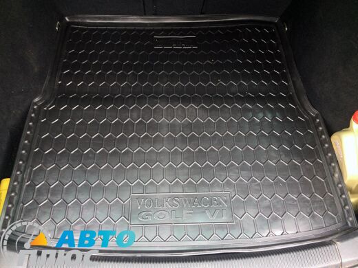 Автомобильный коврик в багажник Volkswagen Golf 5 03-/6 09- Universal (Avto-Gumm)