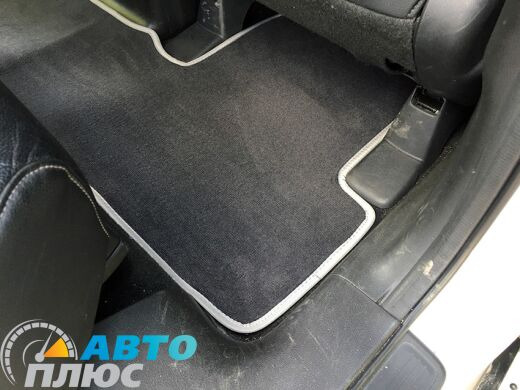 Фото как лежат текстильные коврики в салоне Honda CR-V 2013- купить АвтоПлюс