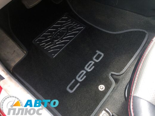 Фото ворсовых ковриков как лежат в машине Kia Ceed 2006- черные бизнес Avtoplus.com.ua