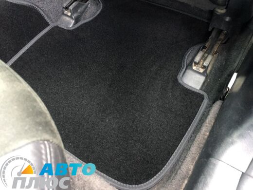 Фото ворсовых ковриков как лежат в машине Honda Accord 2003-2007 черные бизнес Avtoplus.com.ua