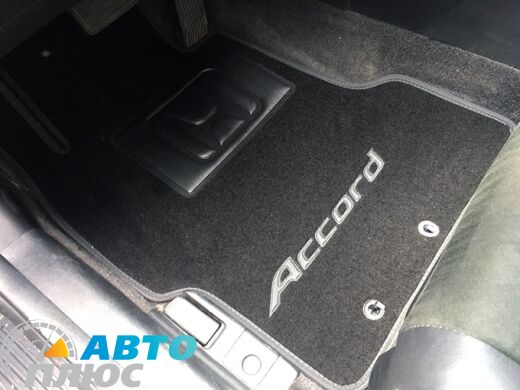Фото ворсовых ковриков как лежат в машине Honda Accord 2003-2007 черные бизнес Avtoplus.com.ua