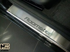 Накладки на пороги Skoda Roomster 2006- (Premium)