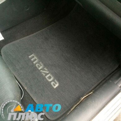 Фото текстильных ковриков как лежат в машине Mazda 6 2002- черные бизнес Avtoplus.com.ua