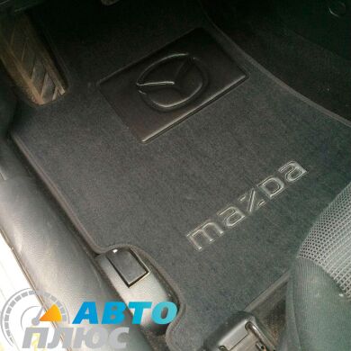 Фото ворсовых ковриков как лежат в машине Mazda 6 2002- черные бизнес Avtoplus.com.ua