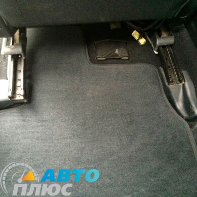 Фото ворсовых ковриков как лежат в машине Mazda 6 2002- черные бизнес Avtoplus.com.ua