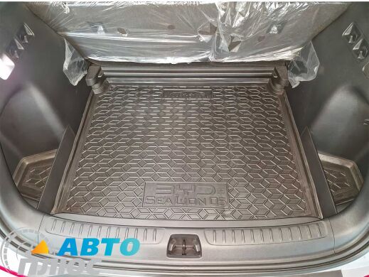 Автомобильный коврик в багажник BYD Sea Lion 05 2025- нижняя полка №1 (AVTO-Gumm)