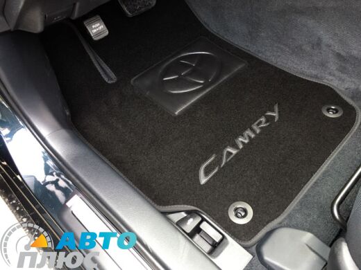 Фото ворсовых ковриков как лежат в машине Toyota Camry 50 2011- черные бизнес Avtoplus.com.ua
