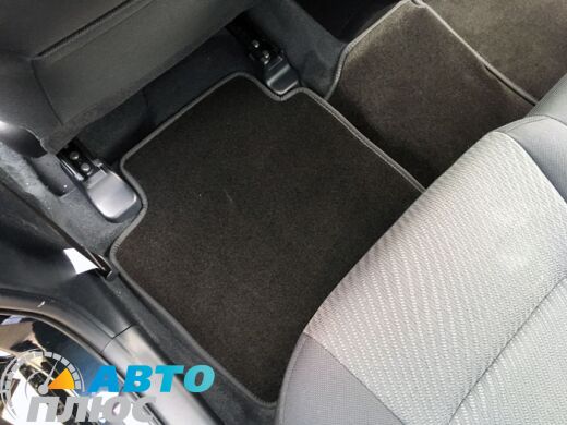 Фото ворсовых ковриков как лежат в машине Toyota Camry 50 2011- черные бизнес Avtoplus.com.ua