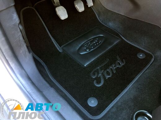 Фото ворсовых ковриков как лежат в машине Ford Focus 3 2011- черные бизнес Avtoplus.com.ua