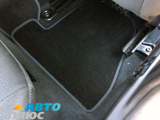 Фото ворсовых ковриков как лежат в машине Ford Focus 3 2011- черные бизнес Avtoplus.com.ua