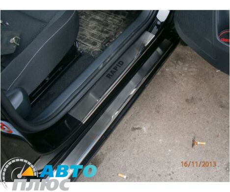 Накладки на пороги Skoda Rapid 2013- (Premium)