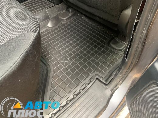 Автомобільні килимки в салон Toyota Hilux 2005- (Avto-Gumm)