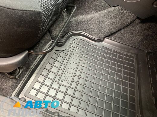 Автомобільні килимки в салон Toyota Hilux 2005- (Avto-Gumm)