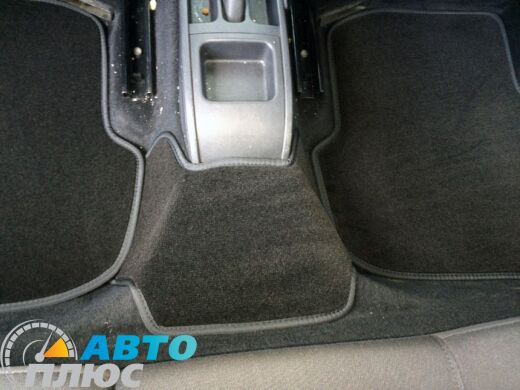 Фото ворсовых ковриков как лежат в машине Volkswagen Polo Sedan 2009- черные бизнес Avtoplus.com.ua
