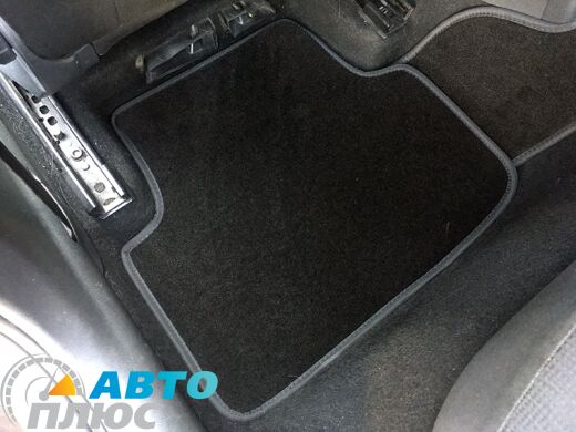 Фото ворсовых ковриков как лежат в машине Skoda Octavia A7 2013- черные бизнес Avtoplus.com.ua