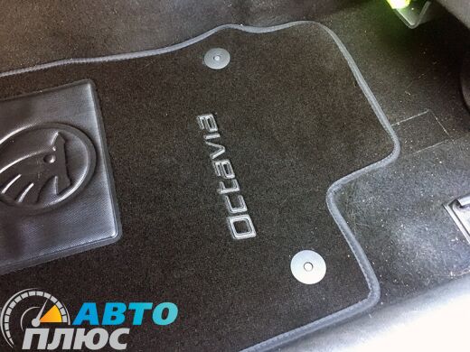 Коврики текстильные в салон как лежат в автомобиле Шкода Октавиа А7 2013- черные бизнес Автоплюс