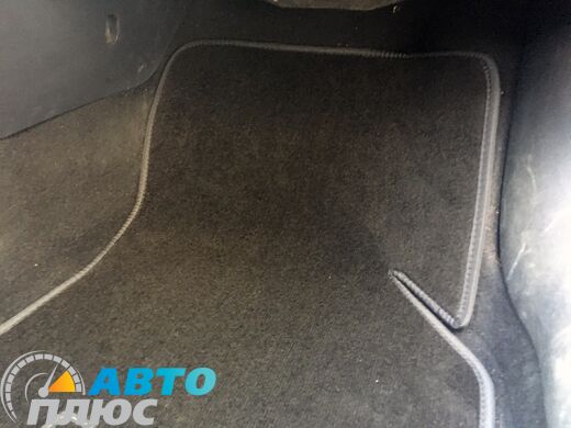 Фото текстильных ковриков как лежат в машине Skoda Octavia A7 2013- черные бизнес Avtoplus.com.ua