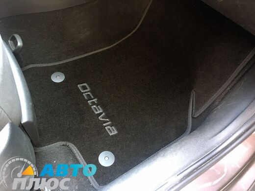 Шкода Октавиа А7 2013- реальное фото как лежат в авто ворсовые коврики купить черные бизнес Автоплюс