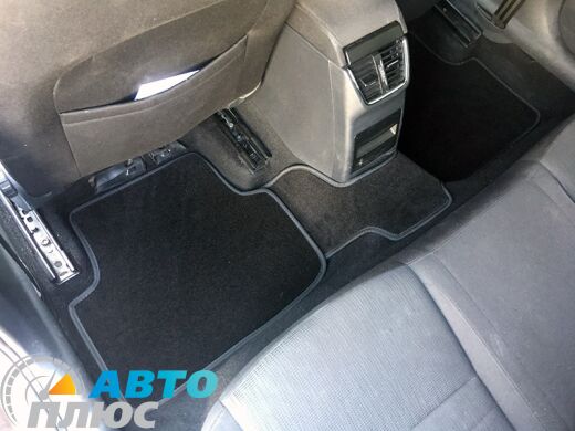 Коврики текстильные в салон как лежат в автомобиле Шкода Октавиа А7 2013- черные бизнес Автоплюс