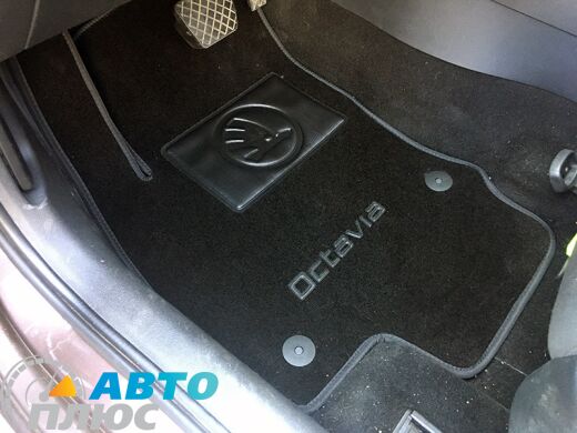 Фото ворсовых ковриков как лежат в машине Skoda Octavia A7 2013- черные бизнес Avtoplus.com.ua