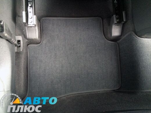 Фото ворсовых ковриков как лежат в машине Kia Sportage 4 2016- черные бизнес Avtoplus.com.ua