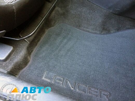 Фото текстильных ковриков как лежат в машине Mitsubishi Lancer 10 2007- черные бизнес Avtoplus.com.ua