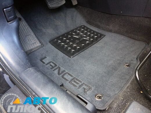 Фото ворсовых ковриков как лежат в машине Mitsubishi Lancer 10 2007- черные бизнес Avtoplus.com.ua