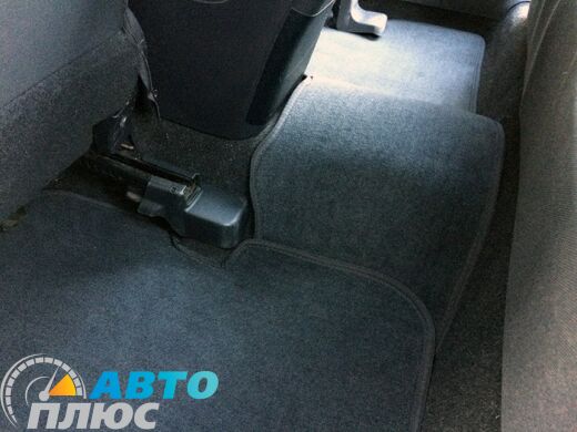 Фото ворсовых ковриков как лежат в машине Mitsubishi Lancer 10 2007- черные бизнес Avtoplus.com.ua